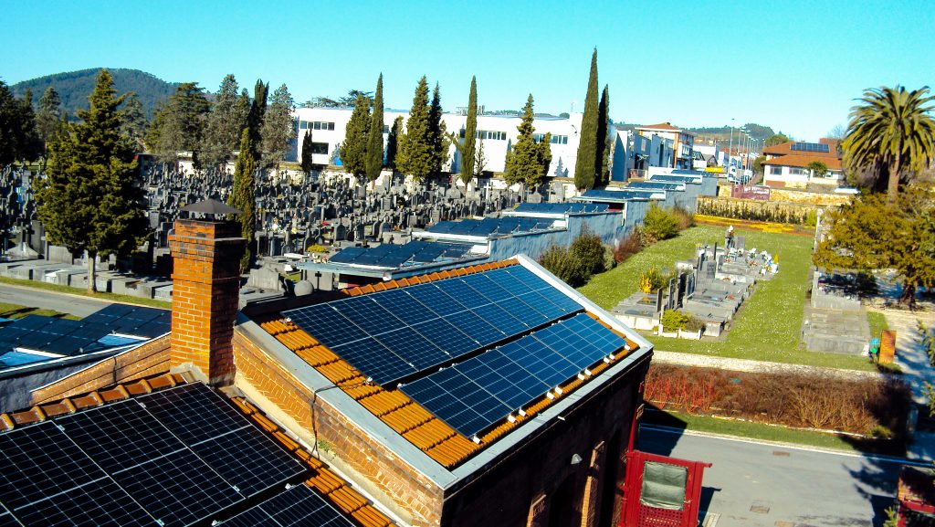 Foto de las placas fotovoltaicas instaladas en el Cementerio Municipal de Bilbao