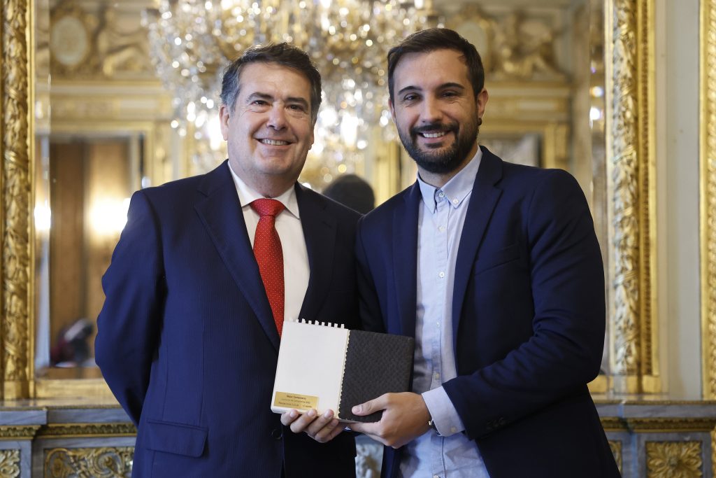 Ramón Llaona, director general de Funespaña, junto a Alejandro Ramón, Concejal del Ayuntamiento de Valencia, quien recogió el premio a "Mejor Cementerio de España"